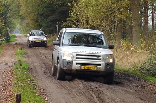 De 'dikke' bolides van Landrover en Kia over smalle paadjes